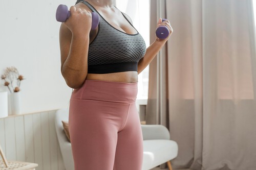 Después de los 50, estos ejercicios ayudan a fortalecer el abdomen sin castigar la espalda