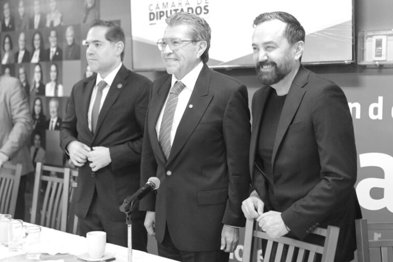 Ricardo Monreal respalda libertad de expresión tras reaparición de expresidentes