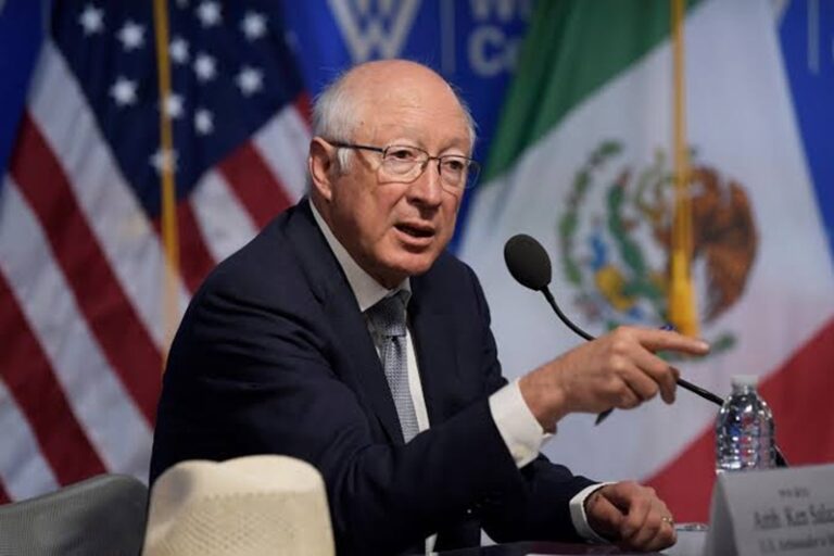 Ken Salazar anuncia visita a México